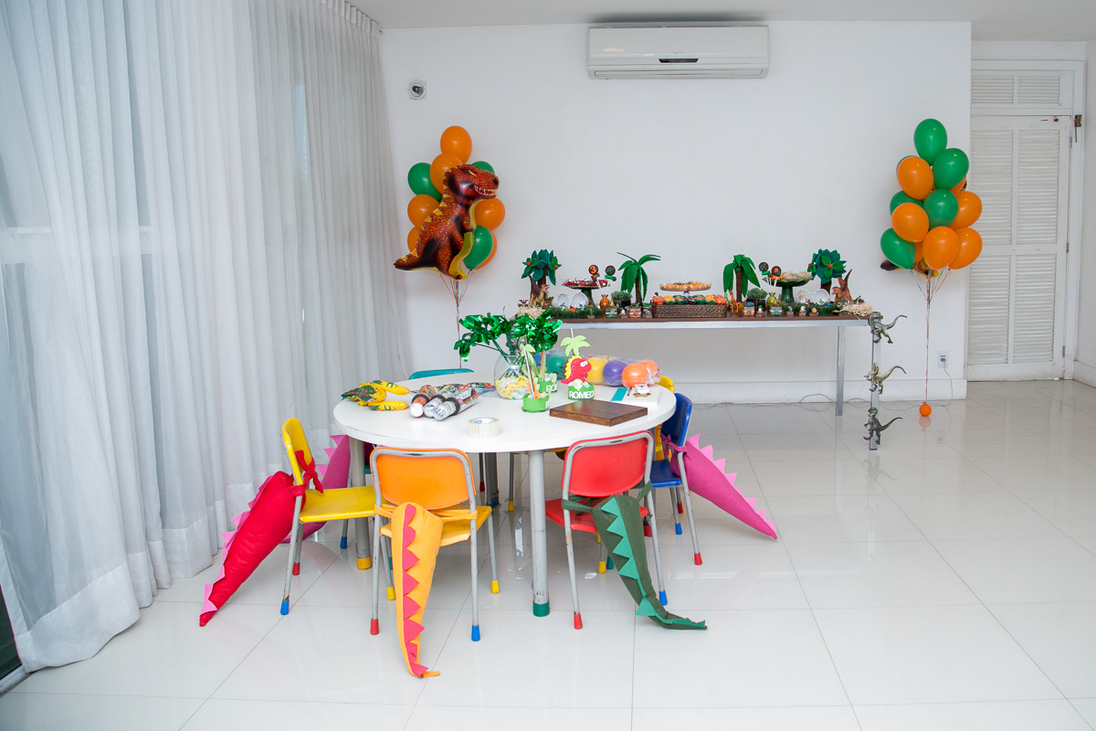 festa infantil, rio de janeiro, festa de menino, dinossauros, decoração, família, bolo, parabéns, fotografia de família