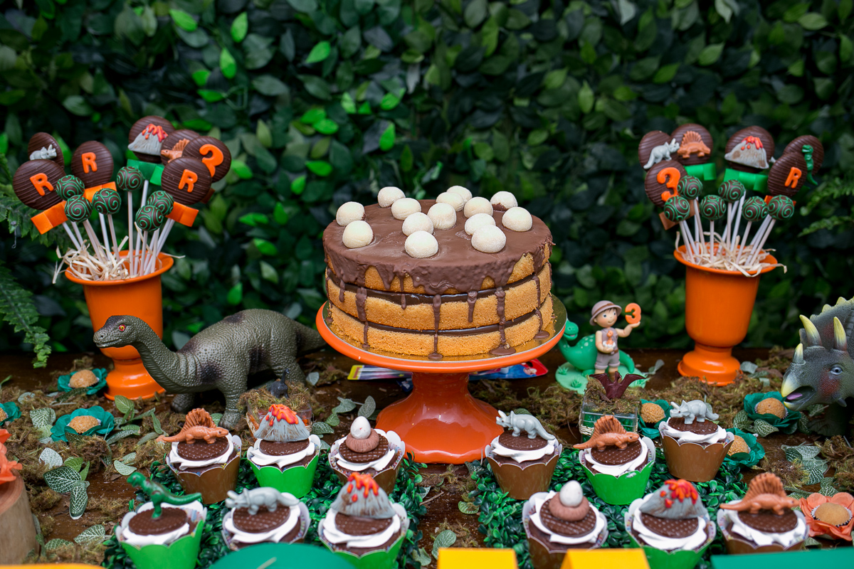 festa infantil, rio de janeiro, festa de menino, dinossauros, decoração, família, bolo, parabéns, fotografia de família