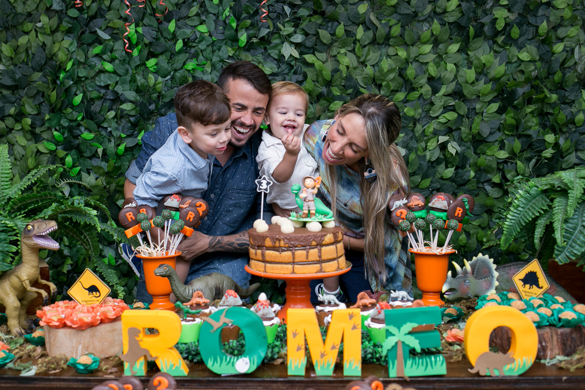 festa infantil, rio de janeiro, festa de menino, dinossauros, decoração, família, bolo, parabéns, fotografia de família