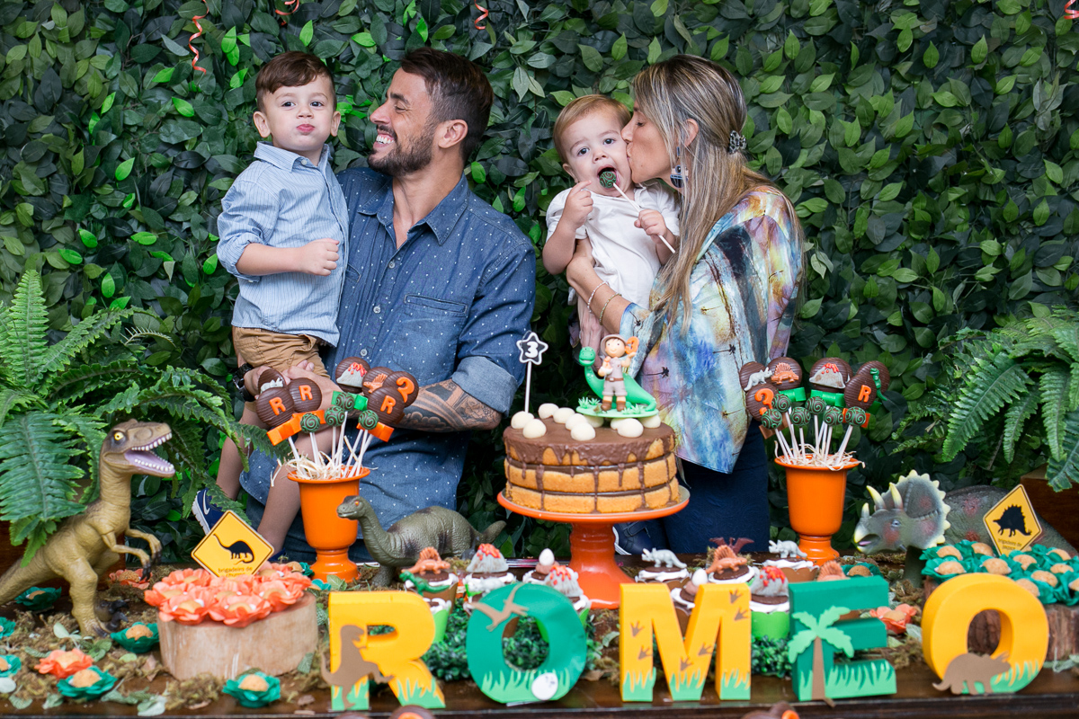 festa infantil, rio de janeiro, festa de menino, dinossauros, decoração, família, bolo, parabéns, fotografia de família