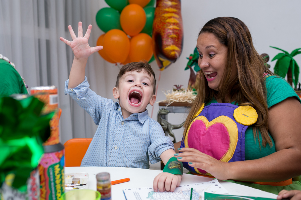 festa infantil, rio de janeiro, festa de menino, dinossauros, decoração, família, bolo, parabéns, fotografia de família