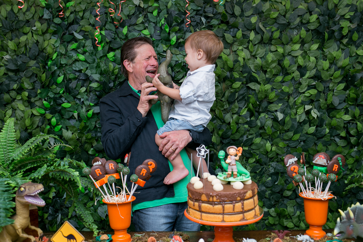 festa infantil, rio de janeiro, festa de menino, dinossauros, decoração, família, bolo, parabéns, fotografia de família