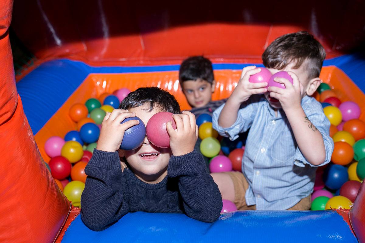 festa infantil, rio de janeiro, festa de menino, dinossauros, decoração, família, bolo, parabéns, fotografia de família