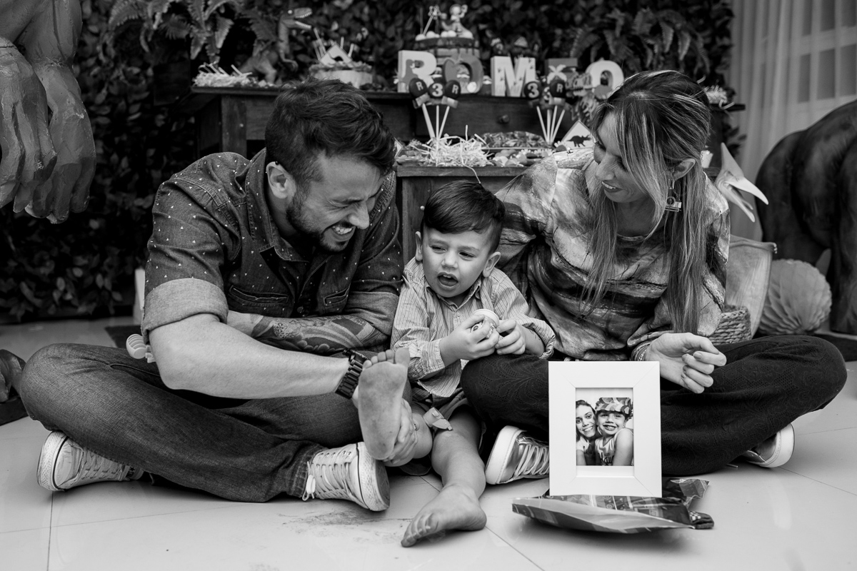 festa infantil, rio de janeiro, festa de menino, dinossauros, decoração, família, bolo, parabéns, fotografia de família