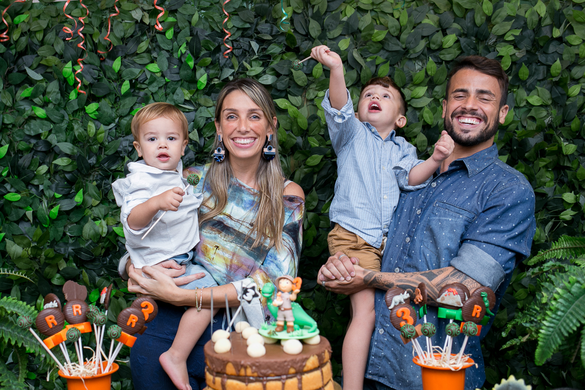 festa infantil, rio de janeiro, festa de menino, dinossauros, decoração, família, bolo, parabéns, fotografia de família
