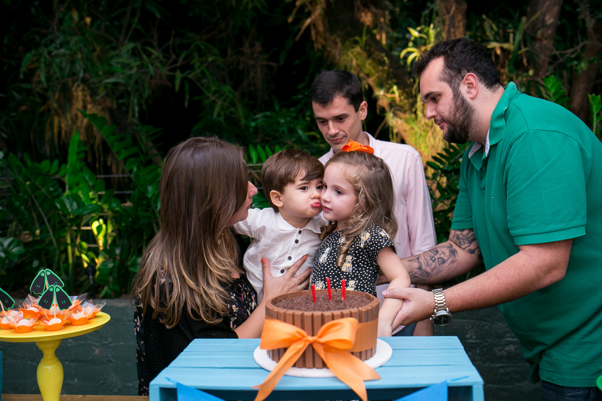 dando beijo na amiga que também fazia aniversário