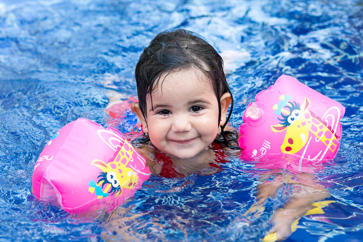 Maria linda na piscina