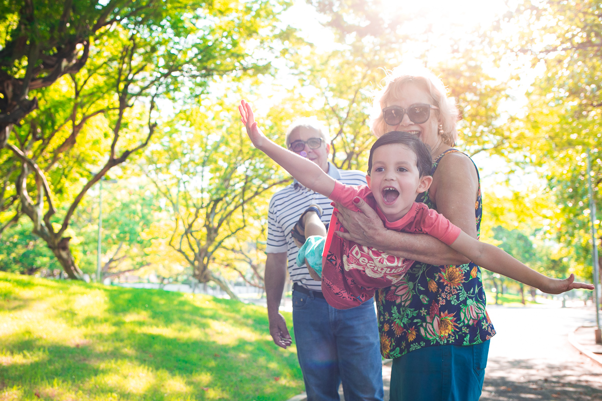 Edu fazendo bagunça com os avós