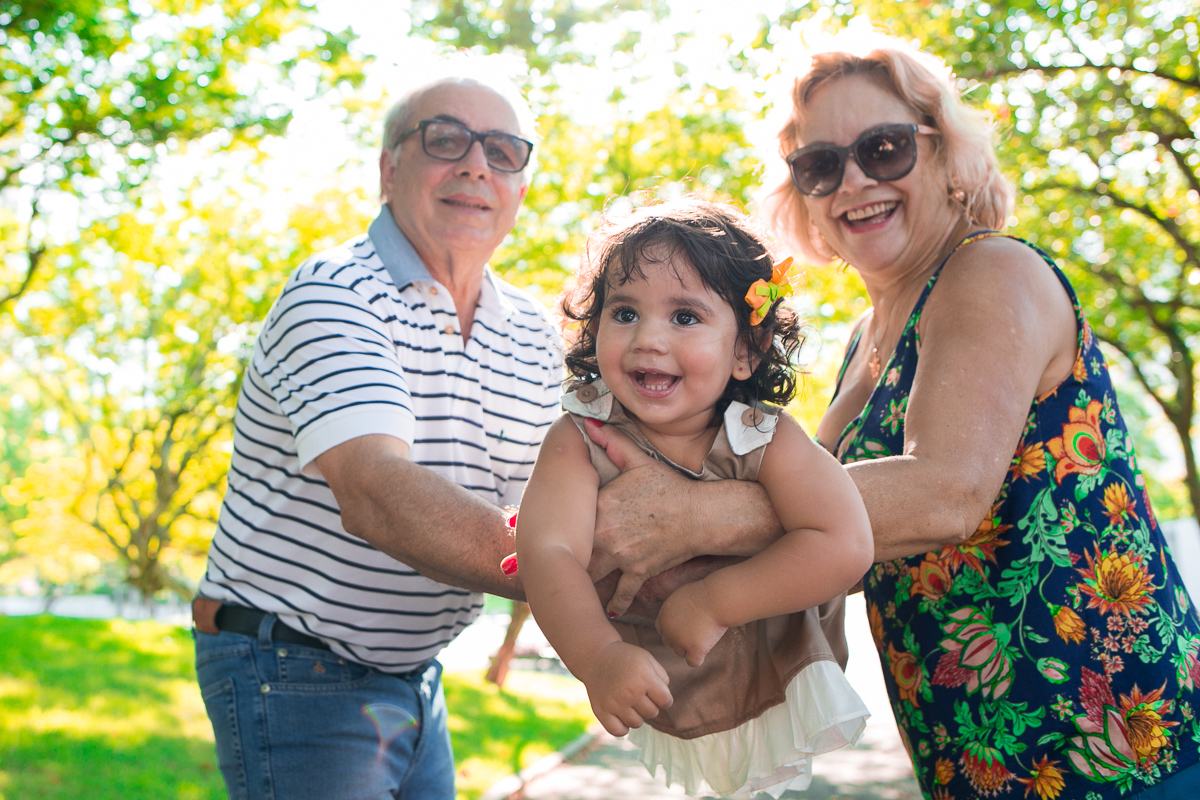 Agora é a Maria fazendo avião com os avós