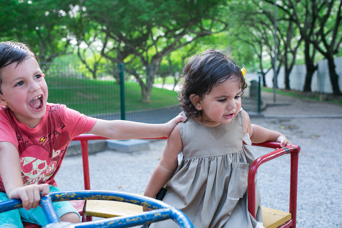Irmãos no parquinho