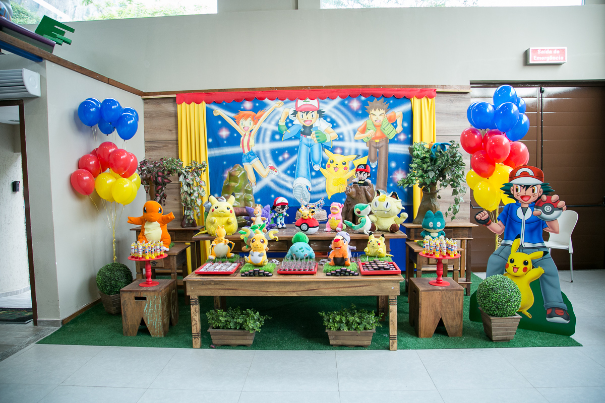 mesa do bolo com tema pikachu