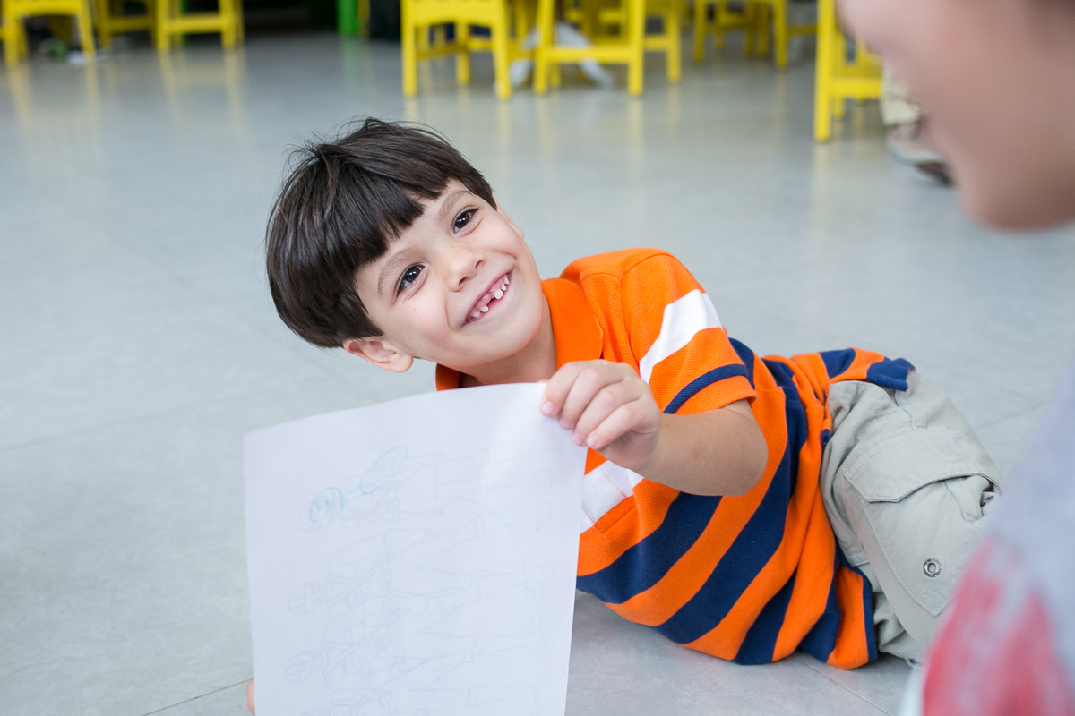 felipe mostrando seu desenho