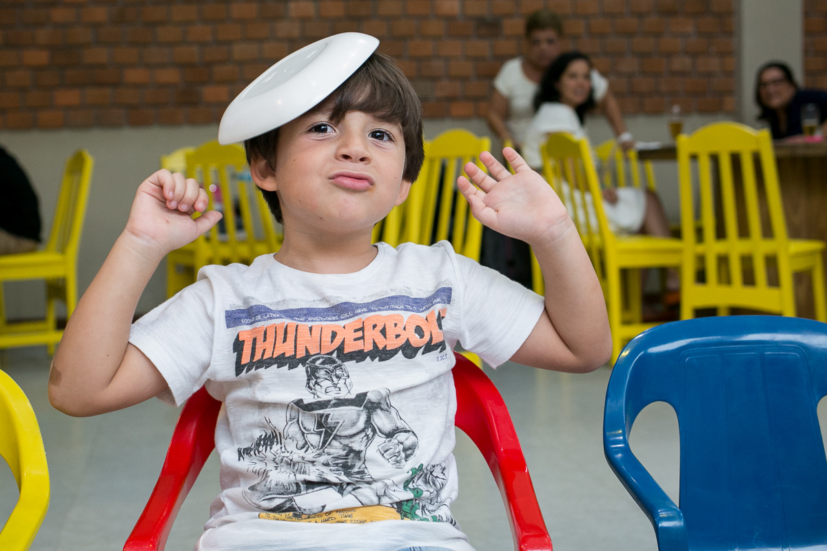 amigo fazendo o prato de chapéu