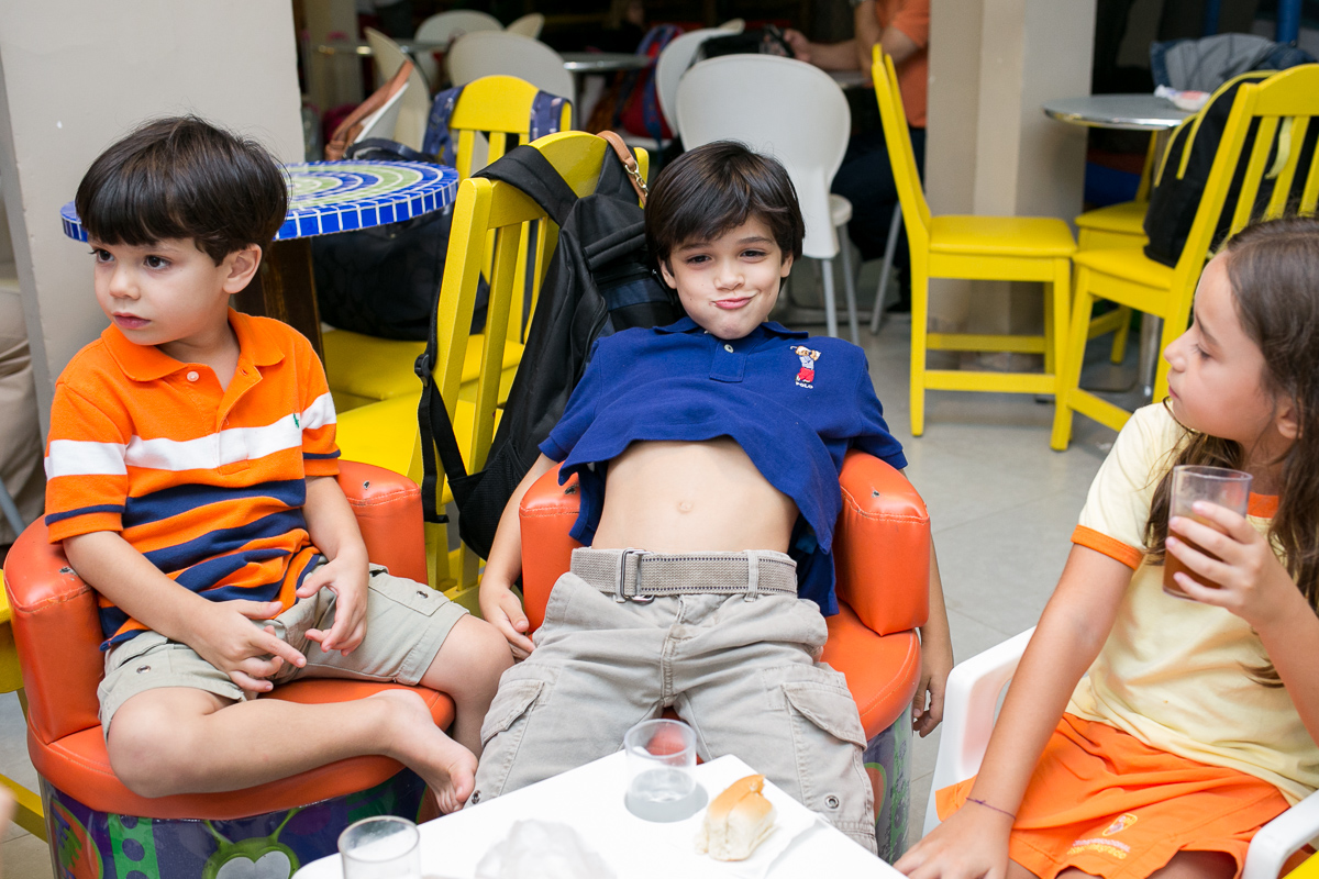 fazendo graça na hora do lanche