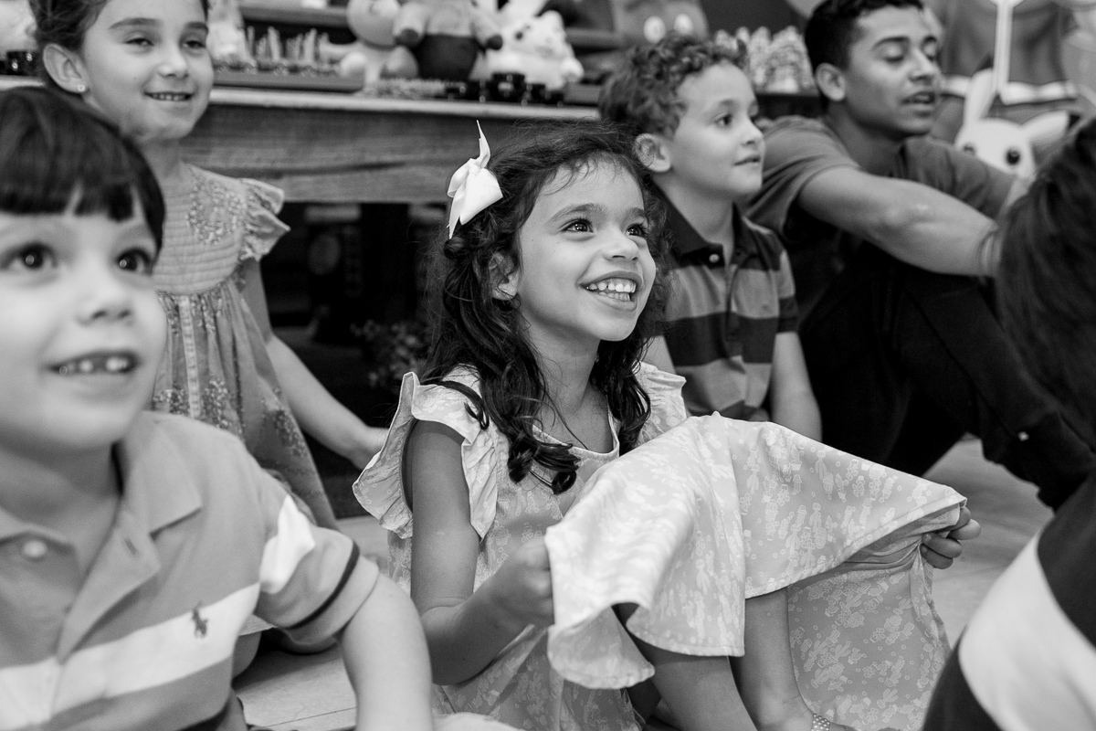 Maria rindo das brincadeiras