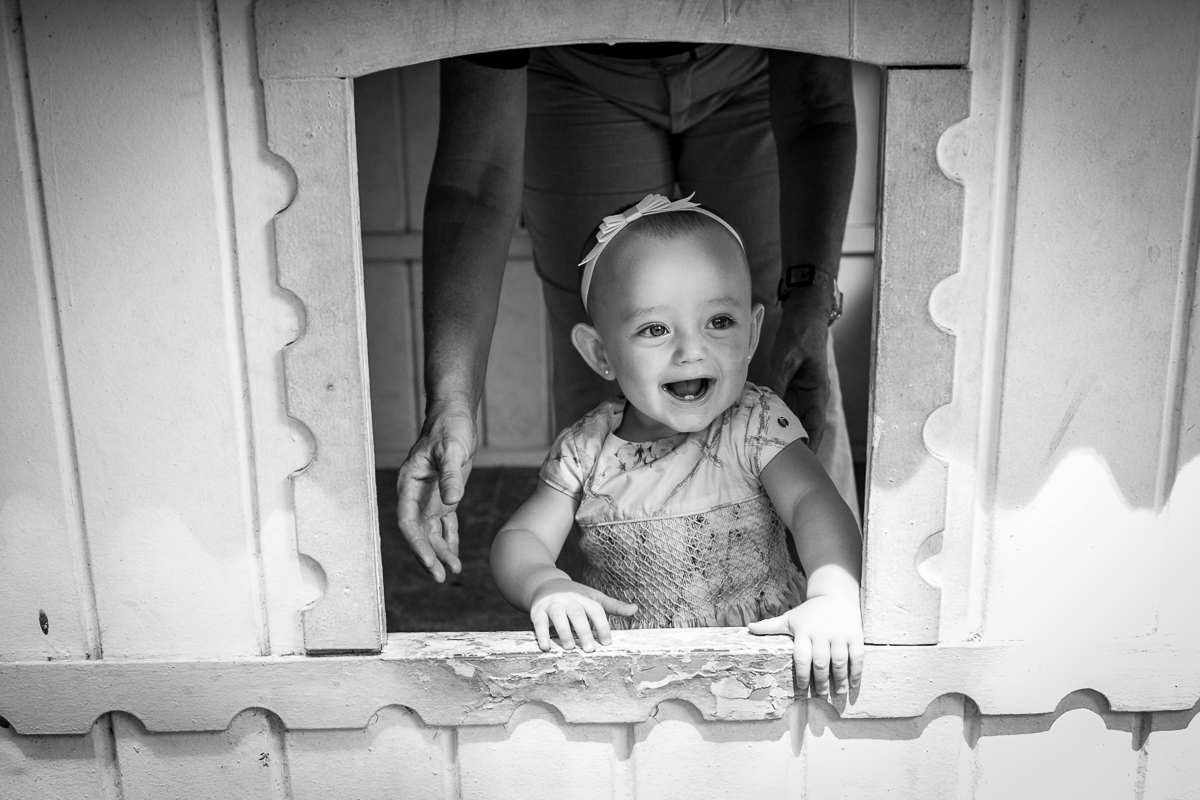 carol brincando na casinha