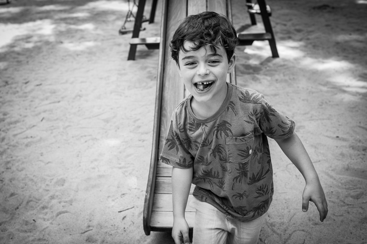 joão descendo o escorrega