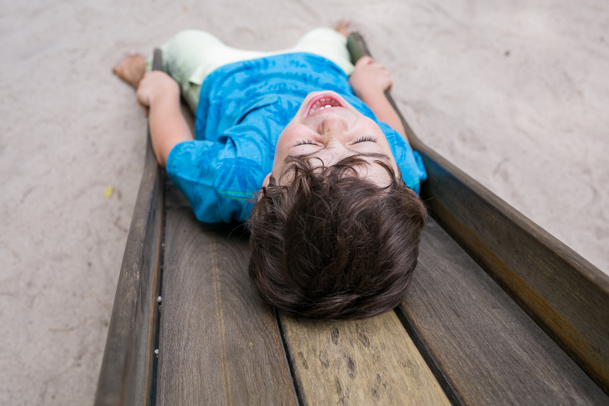 joão fazendo bagunça no escorrega