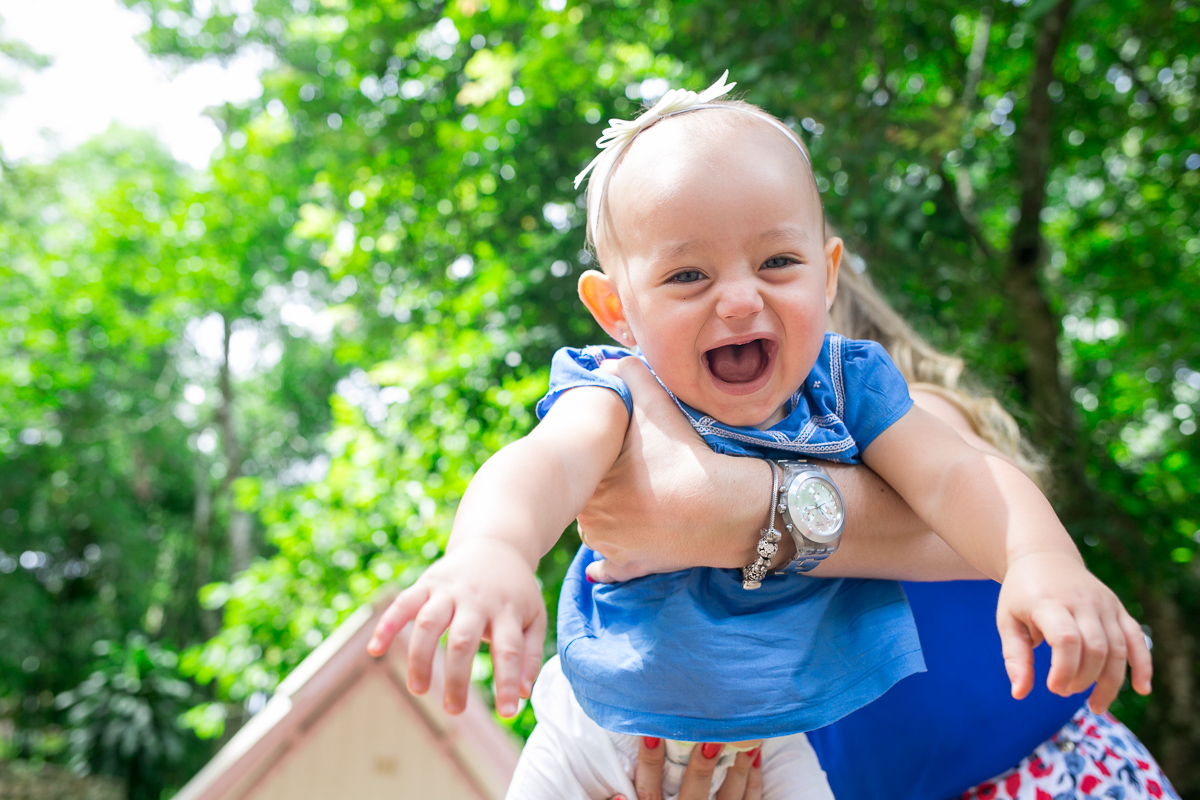 carol fazendo aviãozinho com a mamãe