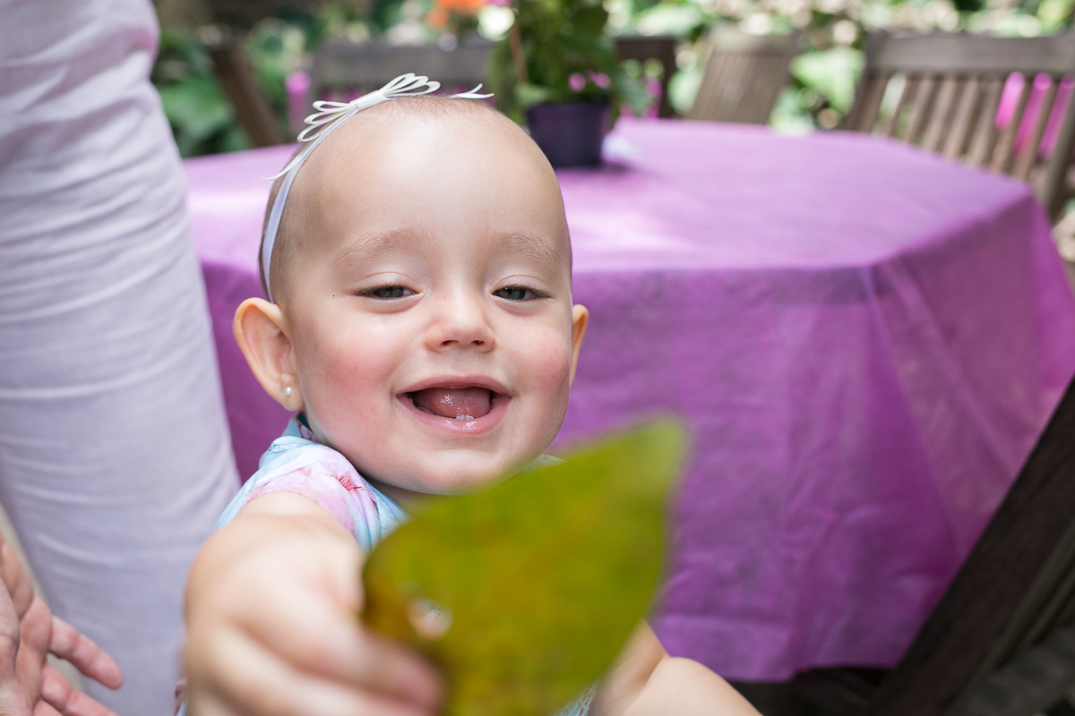 carol brincando com a folha