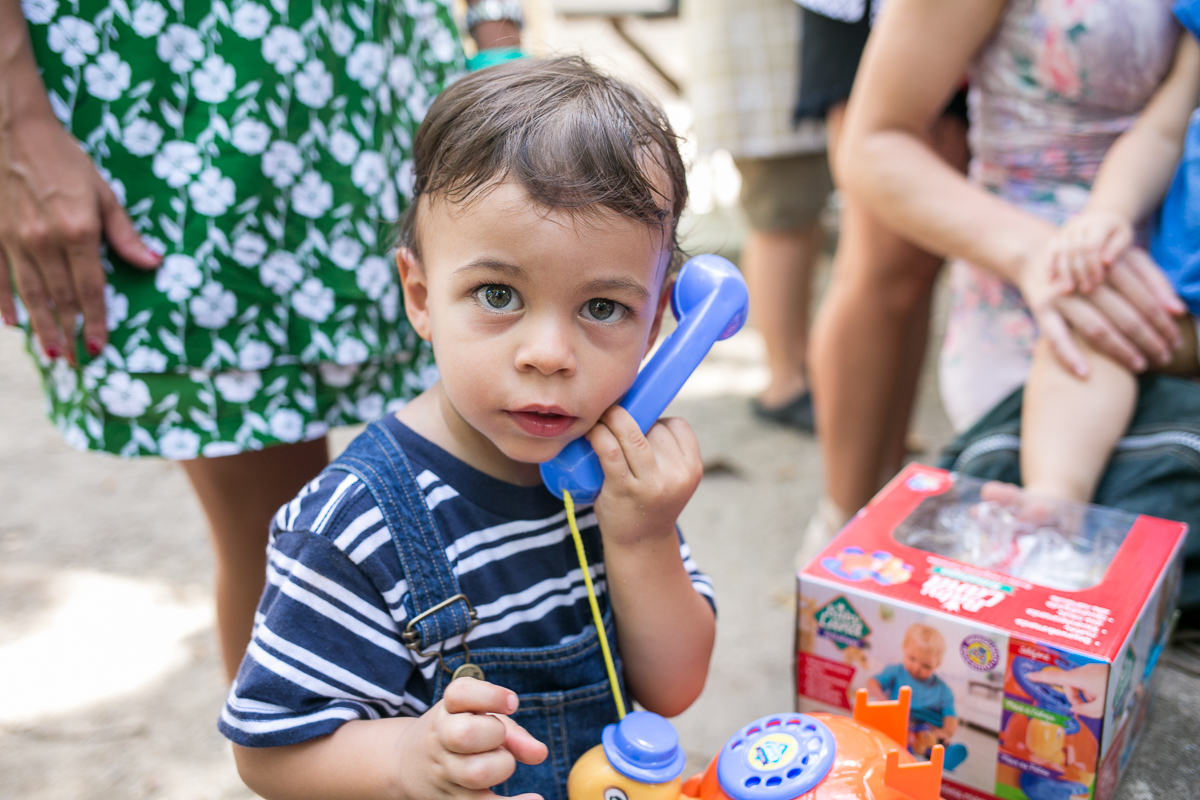 primo da carol brincando com o telefone