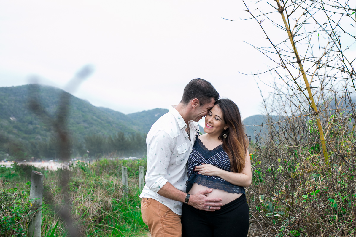 conversando, namorando e agindo naturalmente como se não estivessem sendo fotografados