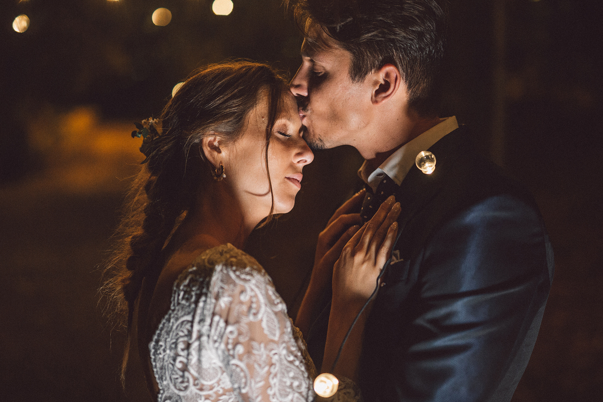 noivos; casamento; marco de canaveses; quinta de alvre; gondomar; wedding; luzes; beijo;