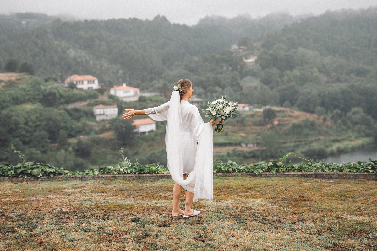 noiva; casamento; marco de canaveses; quinta de alvre; gondomar; wedding; vestido; ramo; bouquet; flores;