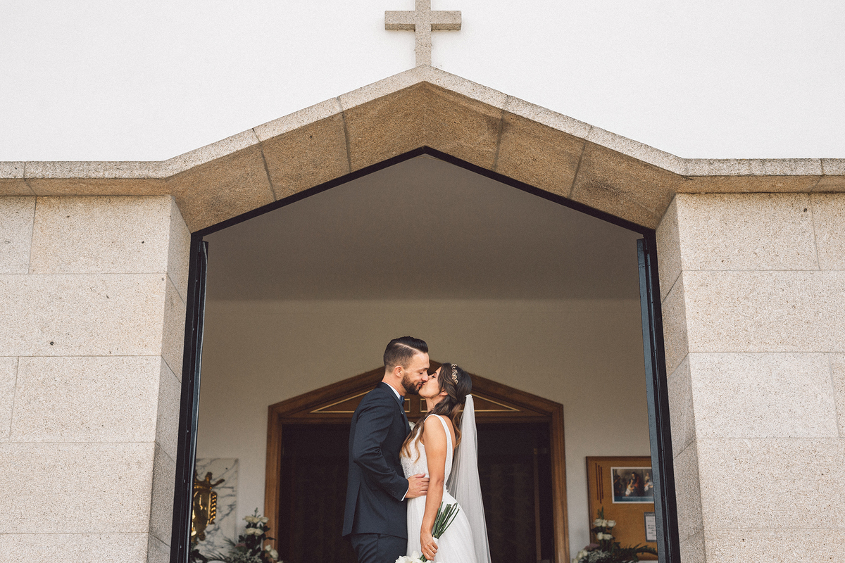 noivos; casamento; felgueiras; casa de anciães; wedding; igreja; convento de avessadas; cerimónia; flores; ramo; beijo