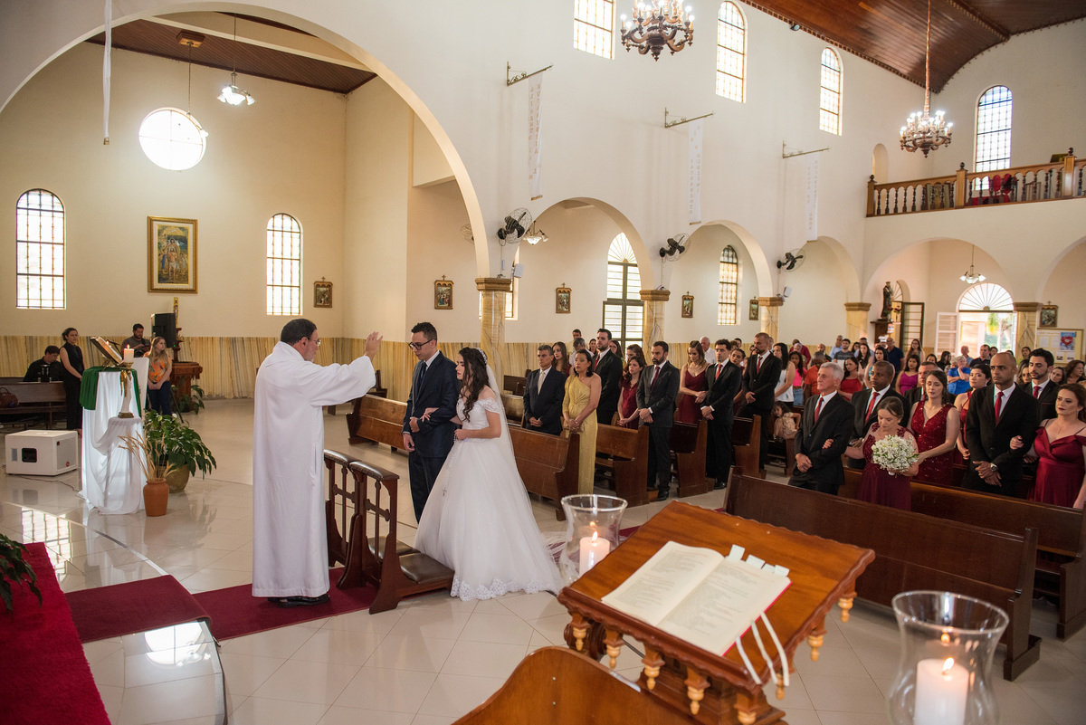 noiva dentro da igreja