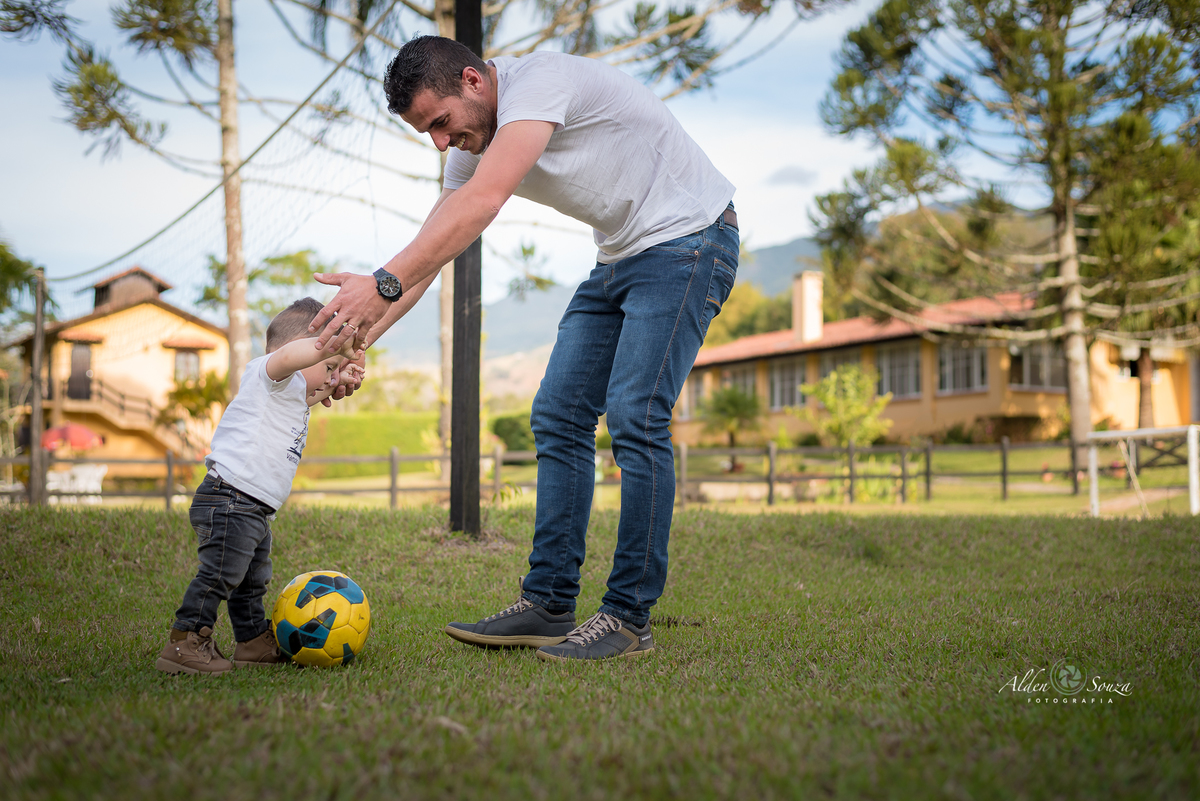 Pai e filho brincando em um ensaio de familia