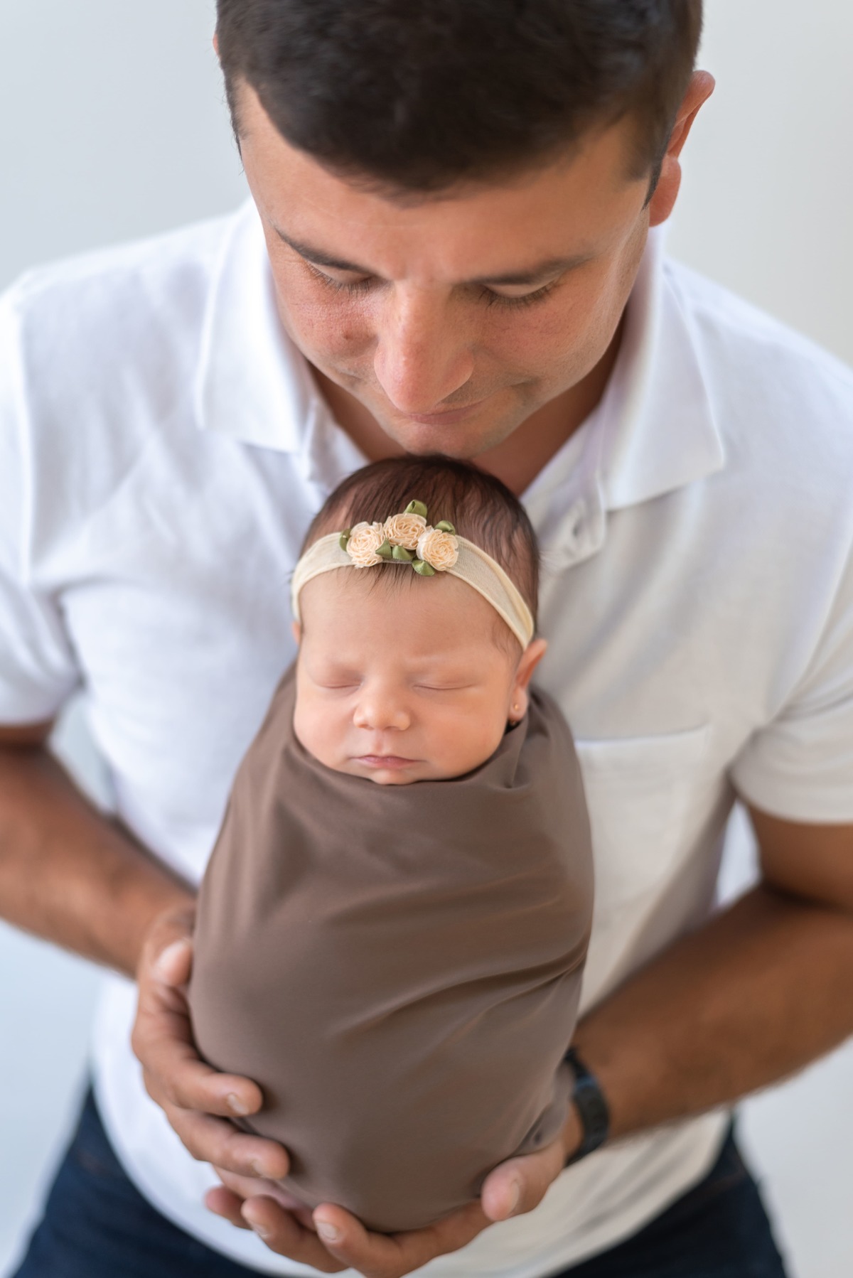 bebe dormindo no colo do papai