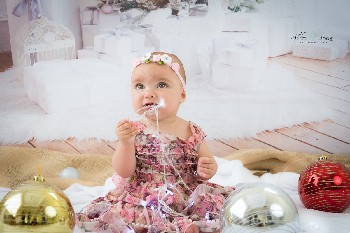 bebe brincando com luz de natal