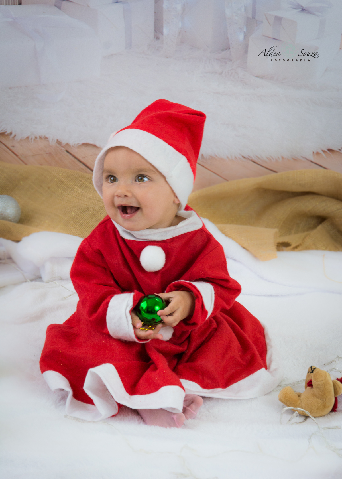 bebe jogando bola de natal