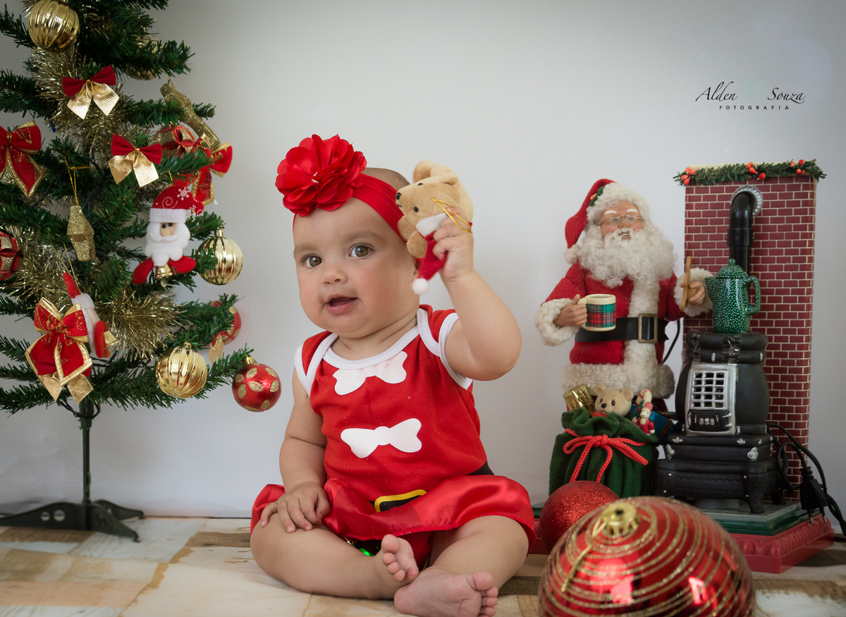 criança brincando com urso de natal