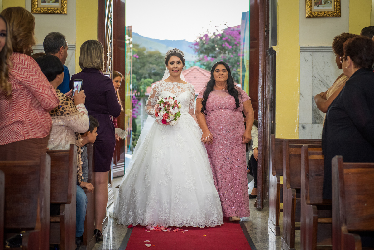 noiva entrando na igreja
