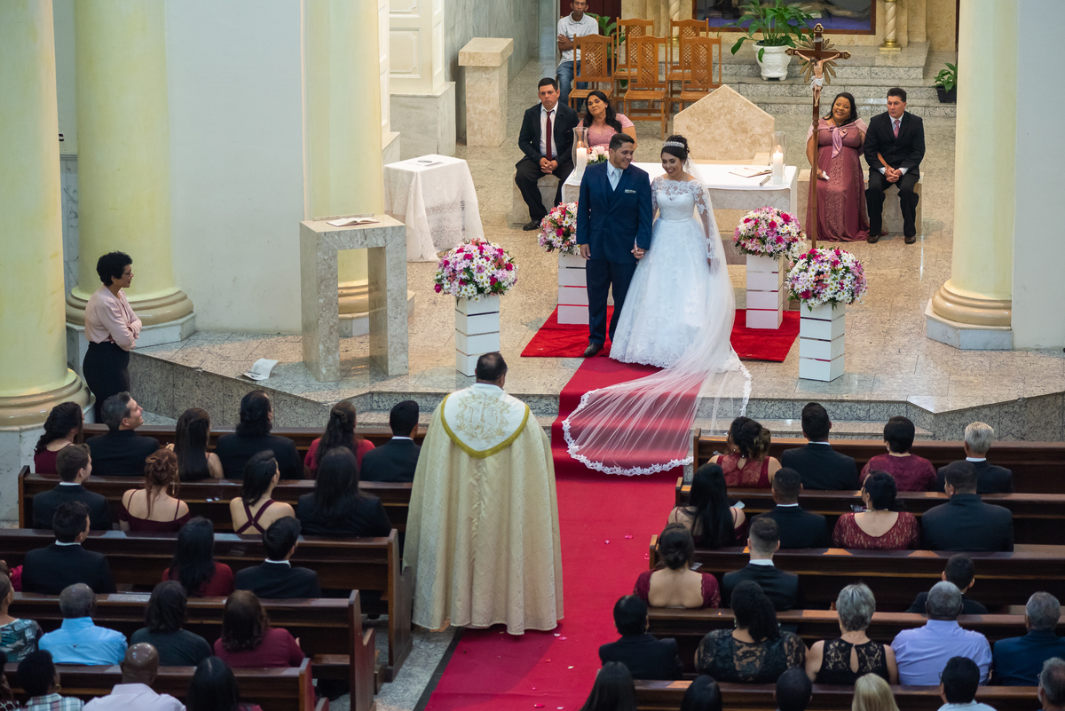 padre fazendo casamento