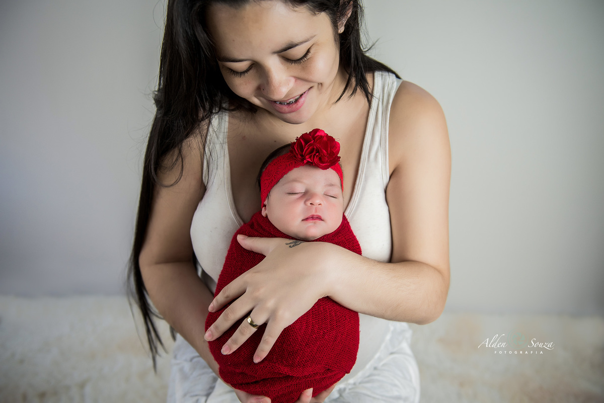 mamãe com bebe no colo