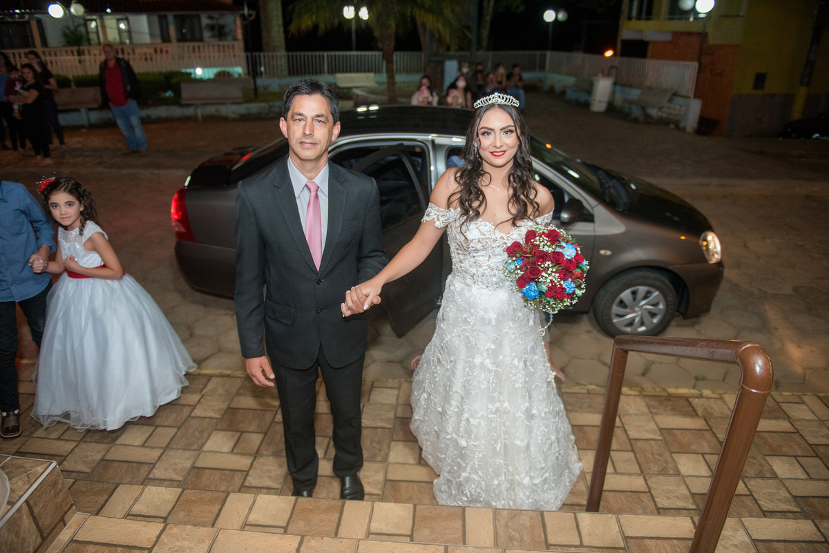 noiva na porta da igreja