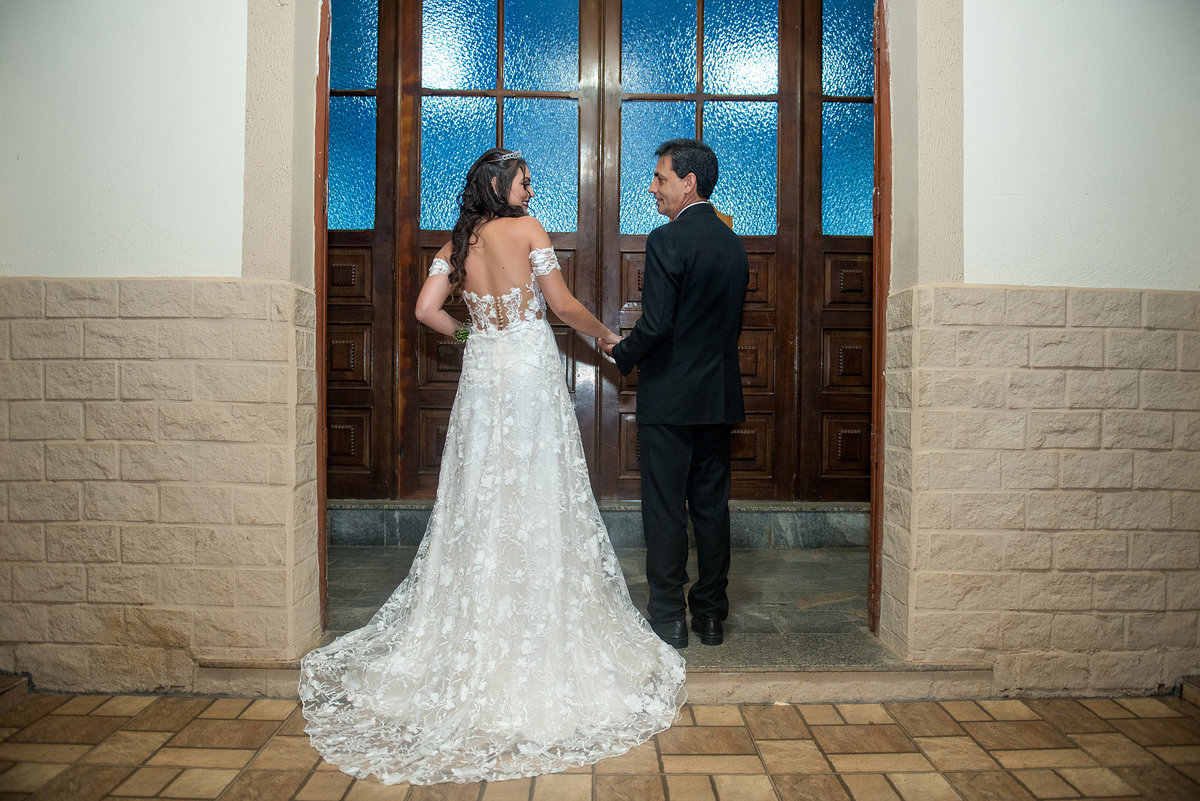 noiva na porta da igreja