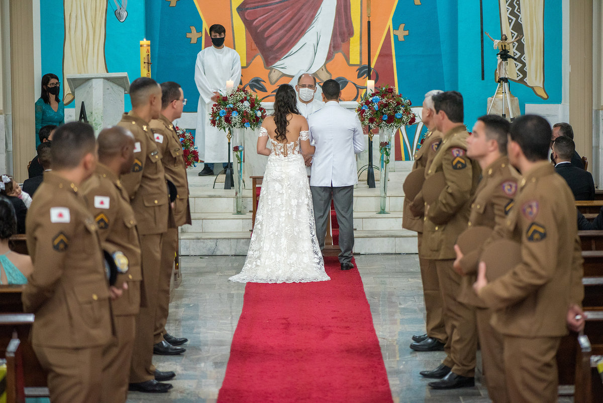 noiva e noivo no altar 