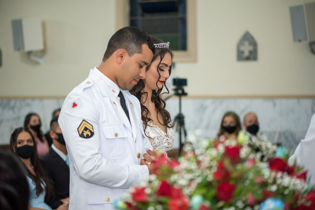 noiva e noivo no altar 