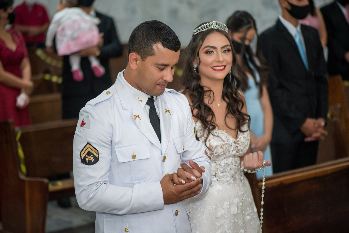 noiva e noivo no altar 