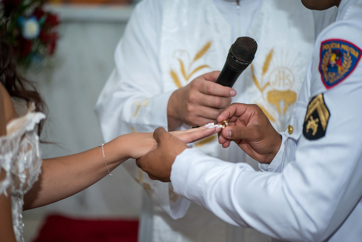 noiva colocando aliança 