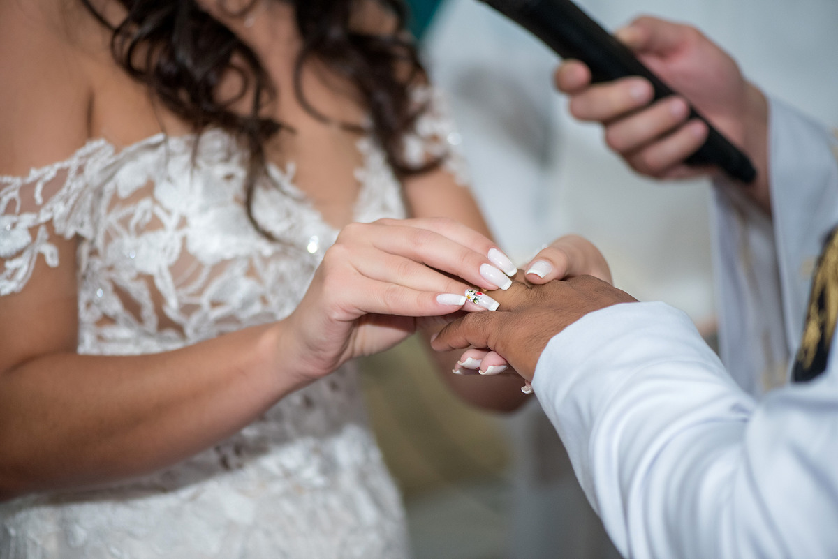 noiva colocando aliança