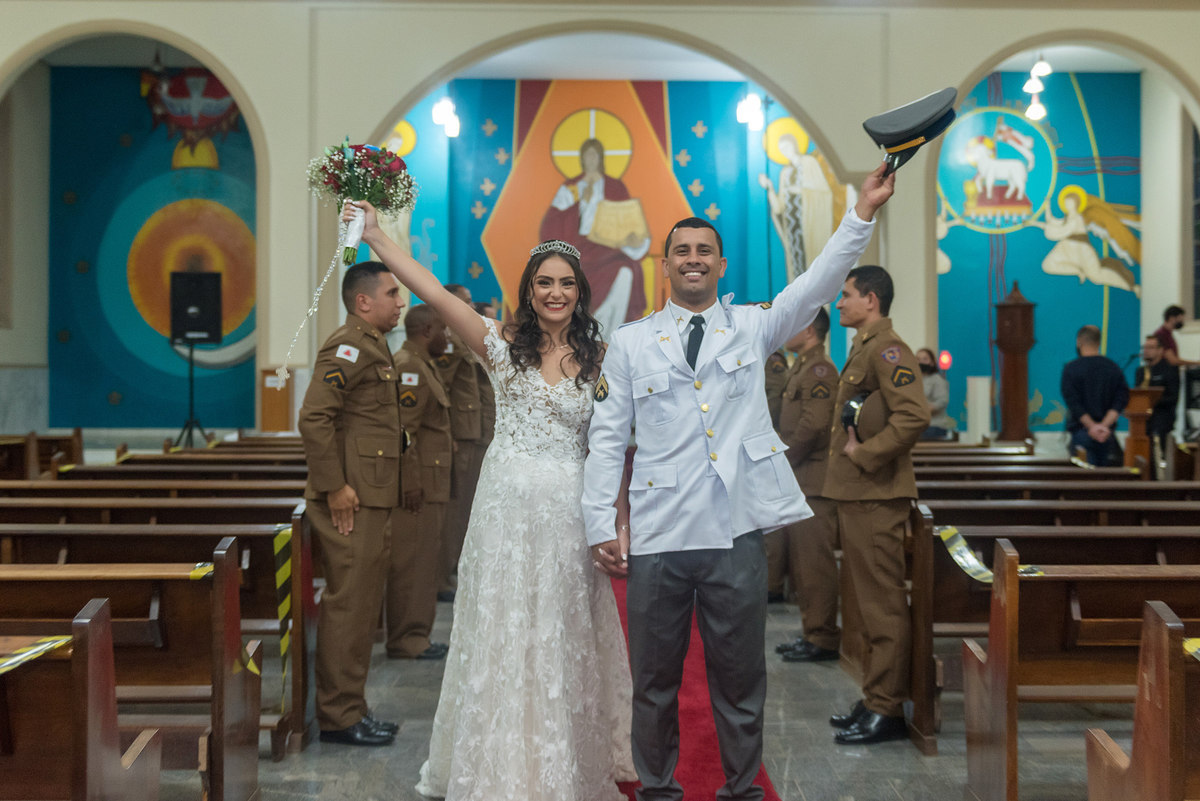 saída da noiva e noivo da igreja