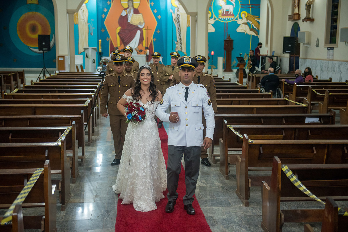 saída da noiva e noivo da igreja