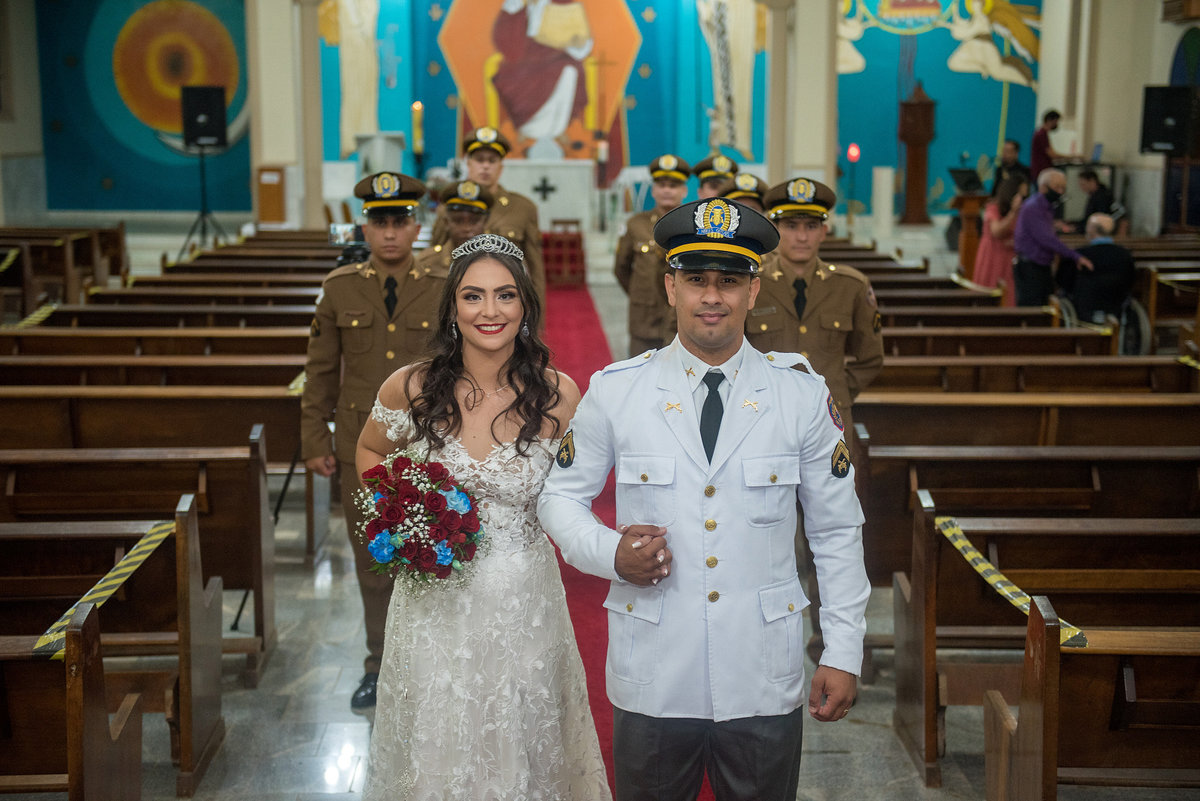 saída da noiva e noivo da igreja