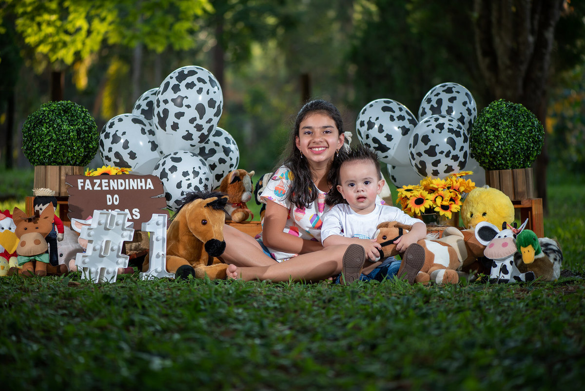 criança brincando com bolo 