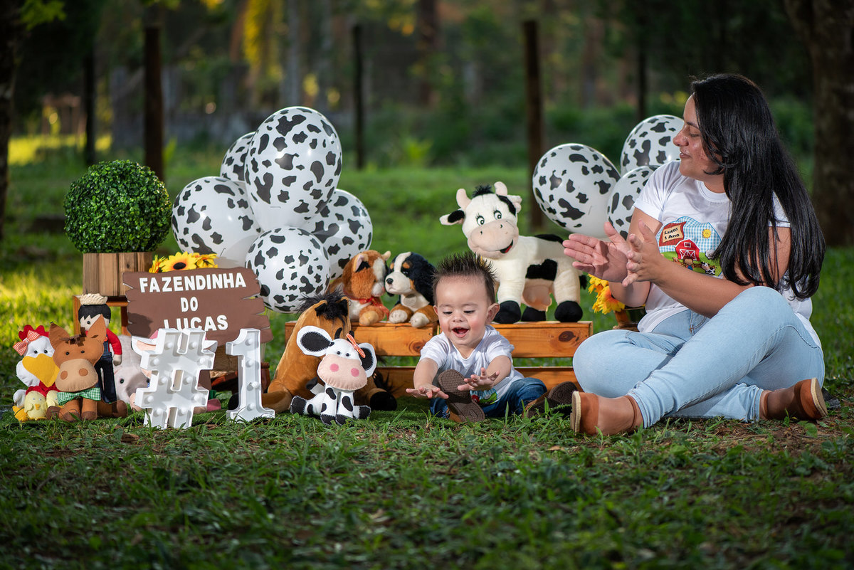 criança brincando com mae